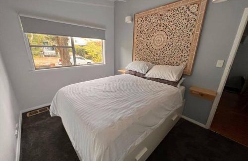 Wentworth Falls House | Sunflower House, a cozy cabin at Lake Wentworth