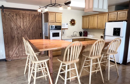 Sunland Estates House | Sunland Estates Home - Columbia River Views - Minutes to the Gorge Amphitheater!