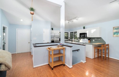 The Point House | Sunlit 3BR Home Golf Cart Included Large 3rd-Floor Deck Sleeps 7