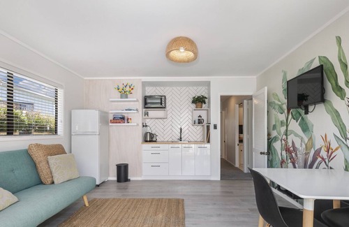 Leigh House | Sunlit Abode - Leigh Holiday Home