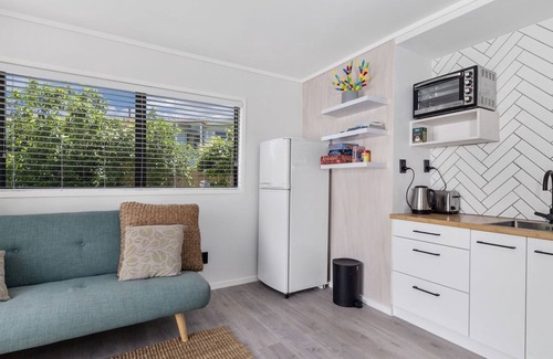 Leigh House | Sunlit Abode - Leigh Holiday Home