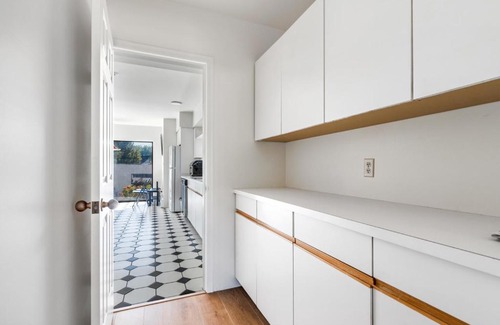 West Side House | Sunny 1-Bedroom Private Rooms in Charming Vancouver