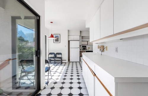 West Side House | Sunny 1-Bedroom Private Rooms in Charming Vancouver
