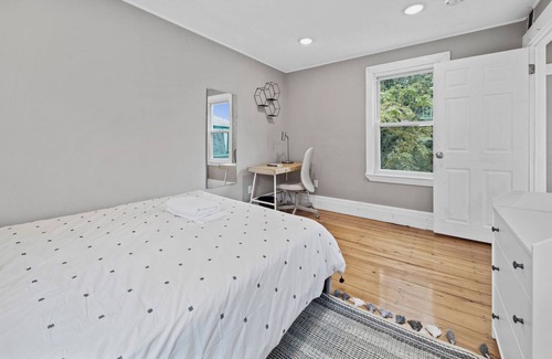 Winter Hill Apartment | Sunny 4BD 2BTH Apt in Somerville