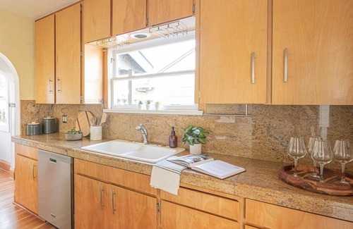 Concordia House | Sunny Alberta Arts Bungalow - 2 Blocks from Alberta - Quiet Street - Pets OK!