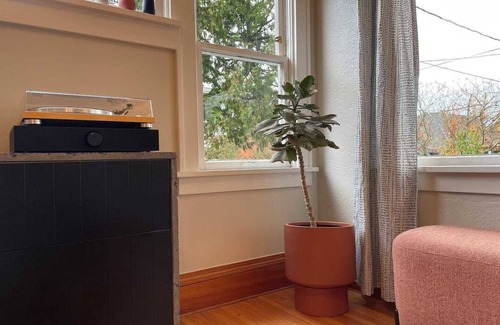 Concordia House | Sunny Alberta Arts Bungalow - 2 Blocks from Alberta - Quiet Street - Pets OK!