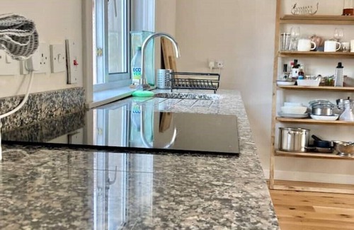 Kelso Apartment | Sunny apartment by the river