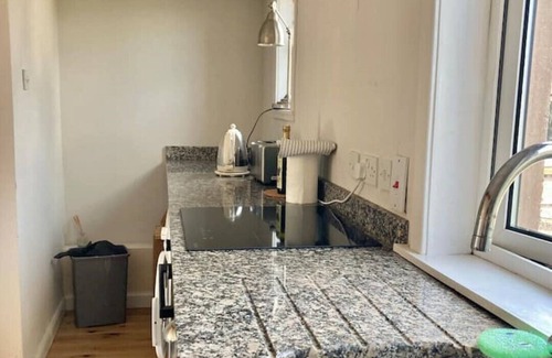 Kelso Apartment | Sunny apartment by the river