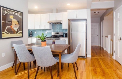 Dorchester House | Sunny & Bright Home | near T