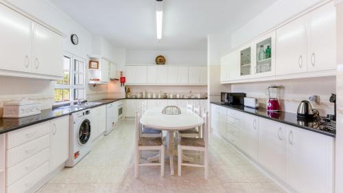 Santo Estevao House | Sunny & Calm 4 BDR House W/Pool by Lovelystay
