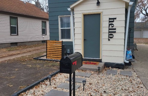 Aberdeen Cottage | Sunny Charm Cottage - Cozy 3 bedroom, centrally located in the Hub City