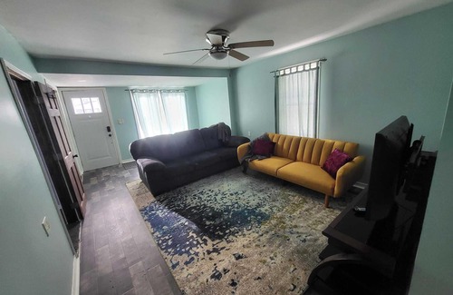 Aberdeen Cottage | Sunny Charm Cottage - Cozy 3 bedroom, centrally located in the Hub City