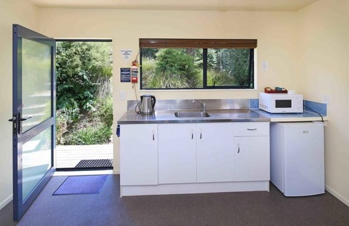 Ostend Cottage | Sunny, Clean and Spacious One Bedroom Cottage