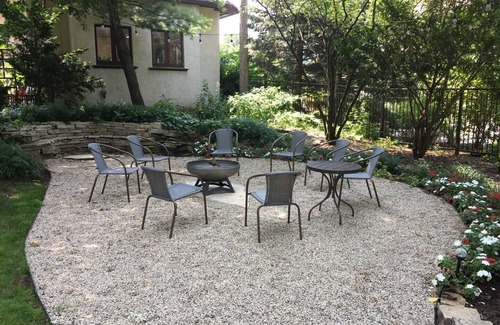 Oak Park Apartment | Sunny Coach House in Historic Oak Park