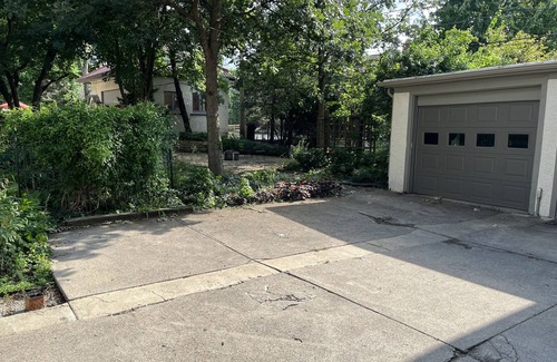 Oak Park Apartment | Sunny Coach House in Historic Oak Park