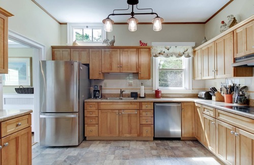 Valley Springs House | Sunny Cottage 1 Min to Omni Homestead