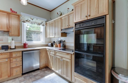 Valley Springs House | Sunny Cottage 1 Min to Omni Homestead