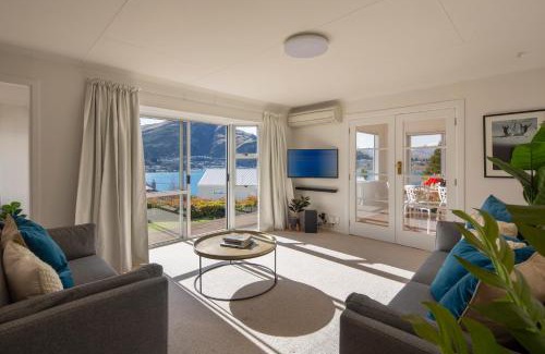 Kelvin Heights House | Sunny cottage with lake views