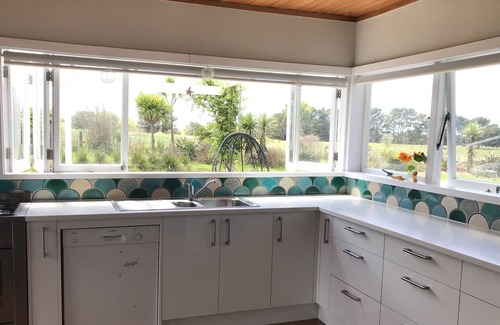 Muriwai House | Sunny country villa 5 minutes to Muriwai Beach
