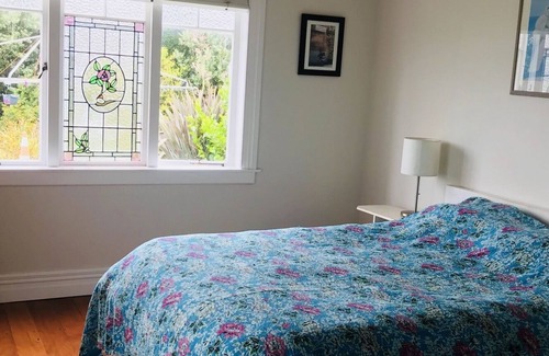 Muriwai House | Sunny country villa 5 minutes to Muriwai Beach