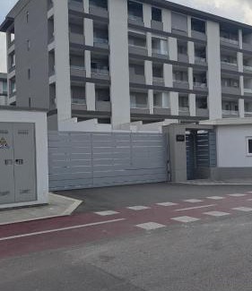 Municipio 2 Apartment | Sunny Courtyard Sleeps 4 with Parking