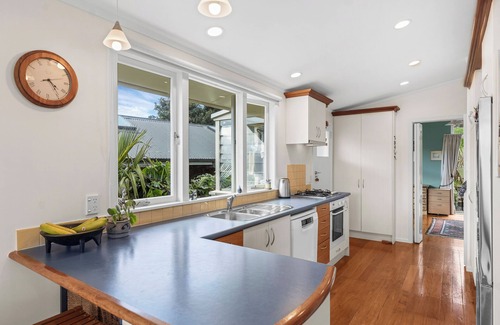 Narrow Neck House | Sunny Family Home, just a short walk to the beach
