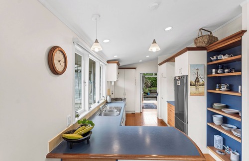 Narrow Neck House | Sunny Family Home, just a short walk to the beach