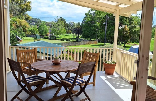 Narrow Neck House | Sunny Family Home, just a short walk to the beach