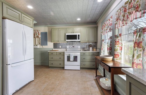 Jefferson House | Sunny Farmhouse Retreat in Jefferson, NH