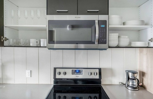 Yesler Terrace Apartment | Sunny First Hill Jr 1BR w/Gym, Roof & Lounge, nr Downtown, by Blueground