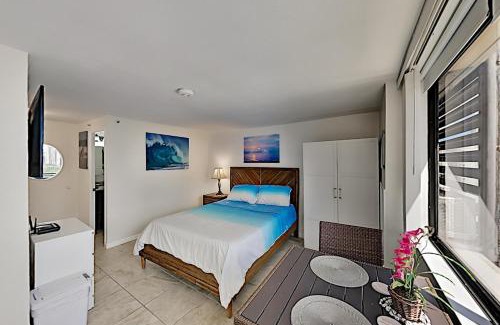 McCully - Moiliili House | Sunny Hawaiian Monarch Studio