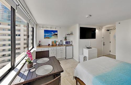 McCully - Moiliili House | Sunny Hawaiian Monarch Studio