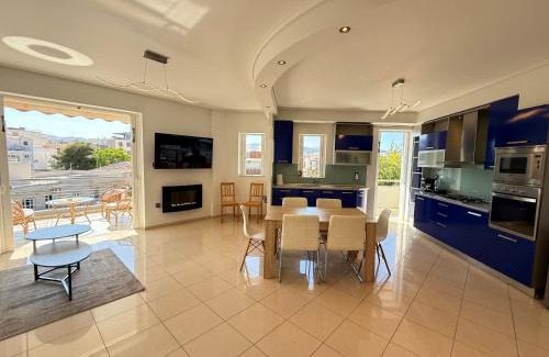 Peristeri Apartment | Sunny Home Private Jacuzzi Hydromassage, Fireplace, Acropolis & Lycabettus View, Underground Parking, 300m Metro Peristeri