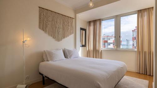 Paco De Arcos Apartment | Sunny Horizon Retreat by LovelyStay