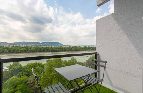 Ujlipotvaros Apartment | Sunny Hotel Home with An Unbeatable Balcony View