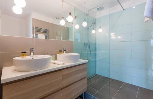Ujlipotvaros Apartment | Sunny Hotel Home with An Unbeatable Balcony View
