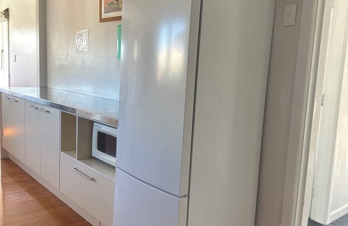 Burnside House | SUNNY HOUSE WITH 5 BEDROOMS 7 QUEEN BEDS 2 BATHROOMS NEAR AIRPORT