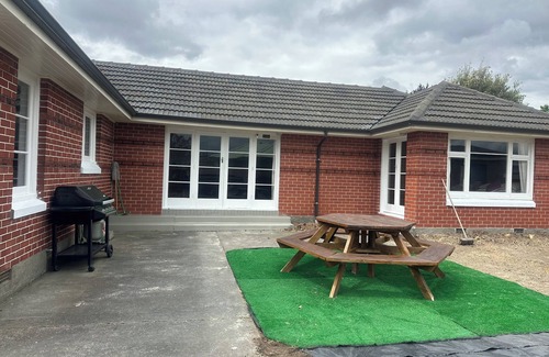 Burnside House | SUNNY HOUSE WITH 5 BEDROOMS 7 QUEEN BEDS 2 BATHROOMS NEAR AIRPORT