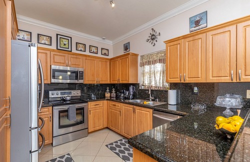 Ludlam House | Sunny Lake View Family Home