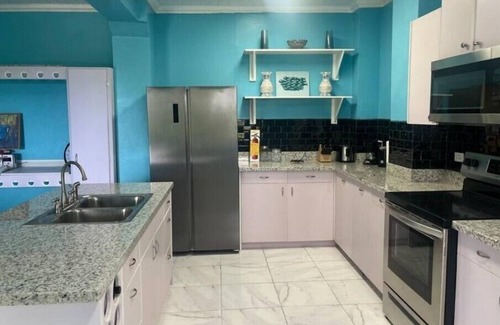 Christiansted House | SUNNY, Mid island gem, 5 mins from the beach