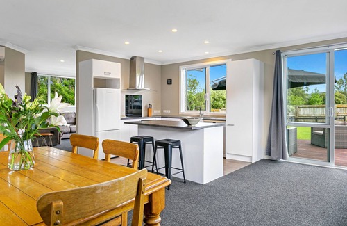 Kinloch House | Sunny, Modern Home only a short walk to the lake