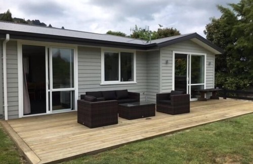 Kinloch House | Sunny, Modern Home only a short walk to the lake