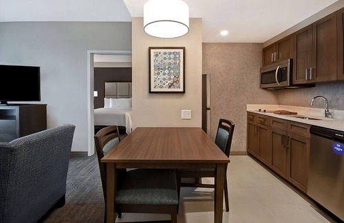Florida Central Atlantic Coast Hotel | Sunny Oasis Retreat in Winter Garden! Outdoor Pool, Pets Allowed, Full Kitchen!