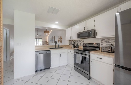 Oldsmar Villa | Sunny Oasis: Villa Retreat! Relaxing tropical getaway close to beautiful beaches