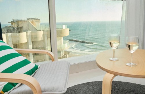 Herzliya Pituach Apartment | Sunny sea view studio