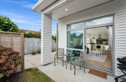 Papamoa Beach House | Sunny Seaside Retreat - Papamoa Beach