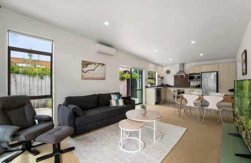 Papamoa Beach House | Sunny Seaside Retreat - Papamoa Beach