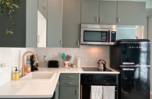 The Dalles Apartment | Sunny+Serene Dwntwn Apt w/Gorgeous River Views!