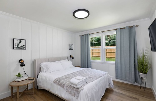 Merry Oaks House | Sunny, single-level home with fast WiFi, central AC, & an enclosed yard