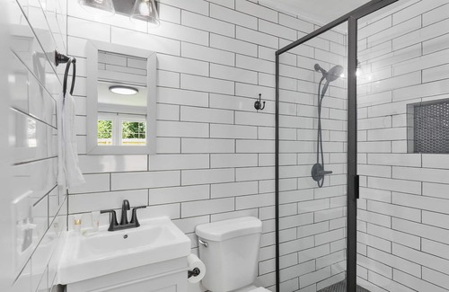 Merry Oaks House | Sunny, single-level home with fast WiFi, central AC, & an enclosed yard